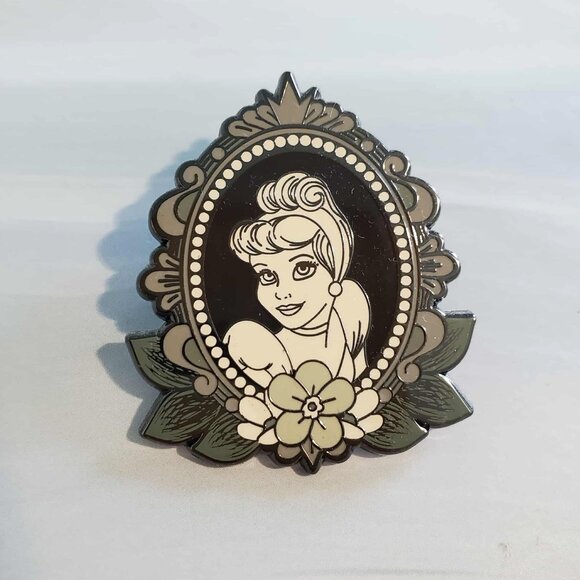 Disney x Loungefly Pin - Cinderella B&W Portrait - Picture 1 of 1